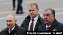 Владимир Путин и Эмомали Рахмон на параде в Москве, 9 мая 2021 года
