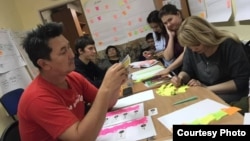 "Уральская неделя" редакциясындағы жиналыс. Архивтегі сурет.