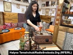 Леране Хайбуллаева готовит кофе в «Крымском дворике» во Львове