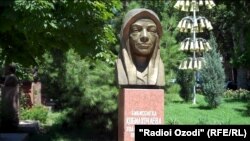 Нимпайкараи Ходими Ҷамолак дар шаҳри Хуҷанд