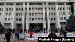 Здание «Белого дома» после ночи погромов, 6 октября 2020 г.