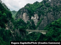 Тут відаць два ўзроўні Трансфэгэраскай шашы, якая ўздымаецца да альпійскай часткі гор Фэгэраш