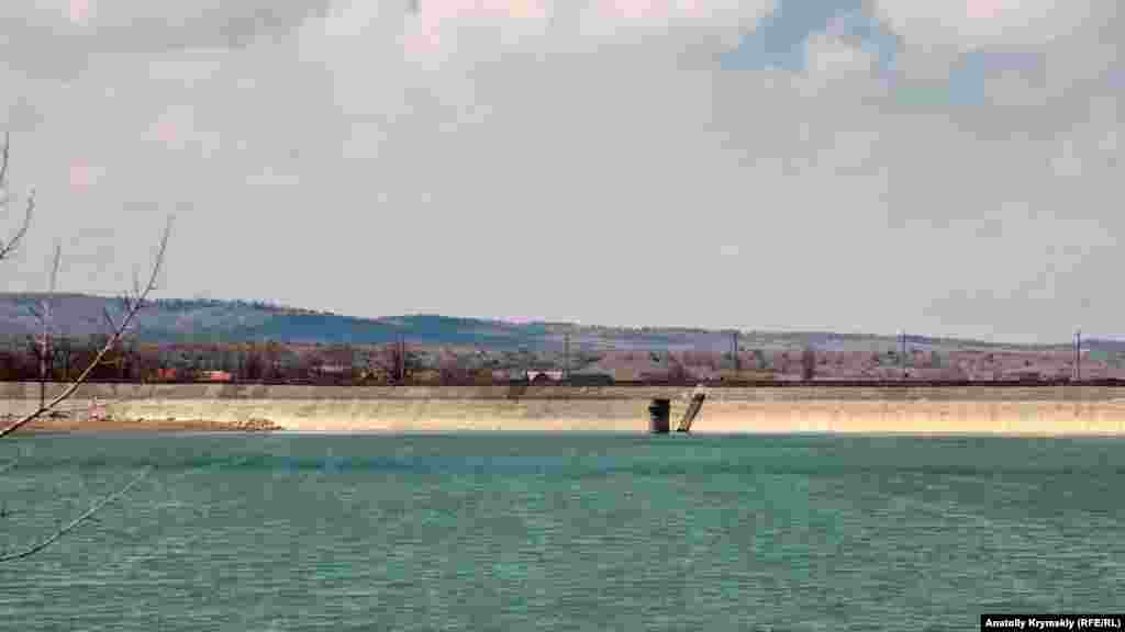 Гребля Аянського водосховища. За інформацією російської влади Криму, на початок квітня воно було заповнене краще від інших 14 кримських водосховищ, конкретно &ndash; на 78%. Тоді як майже в дев'ять разів більше Сімферопольське водосховище &ndash; тільки на 28%