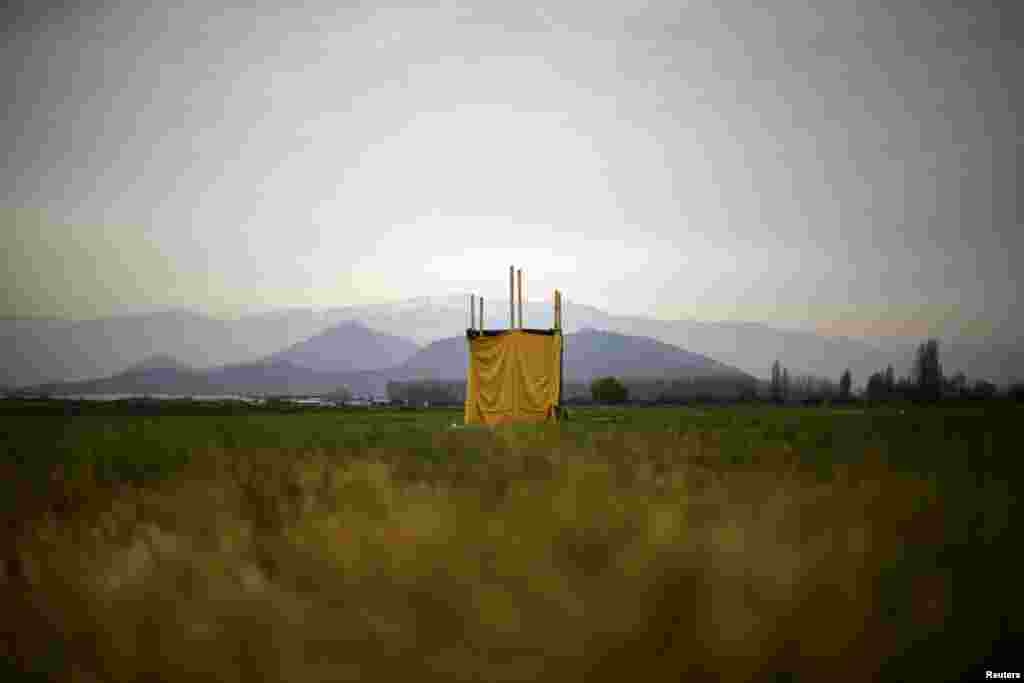 Прыбіральня ў чыстым полі на ўскрайку Сант'яга, Чылі