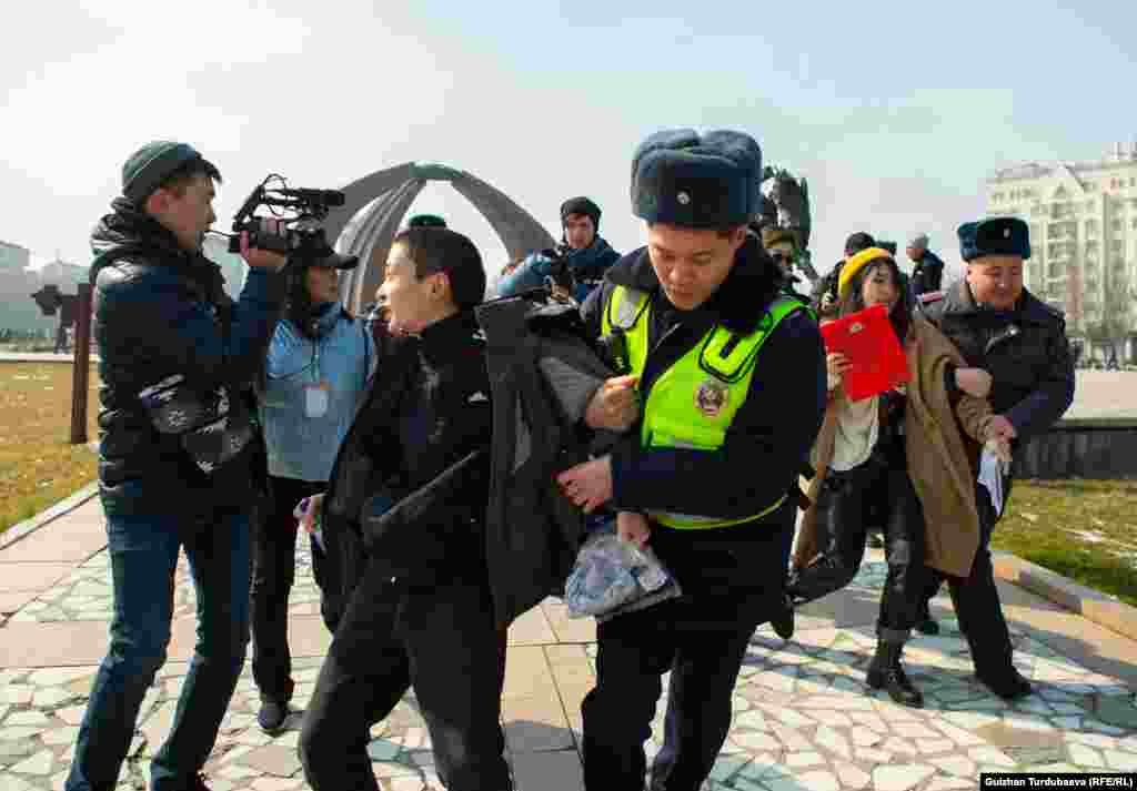 &ldquo;Кылым шамы&rdquo; укук коргоо уюмунун жетекчиси Азиза Абдирасулова "аялдардын кармалганы - мыйзамды одоно бузуу" деп&nbsp;кескин сындады.