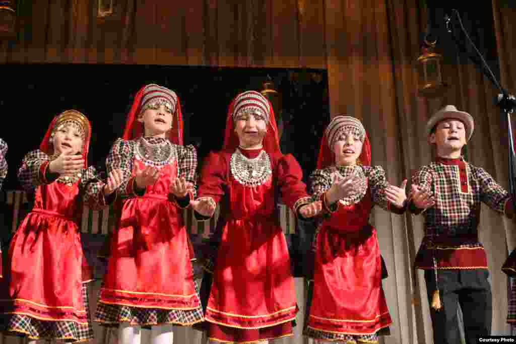 Зәй районы "Сандугач" балалар ансамбле керәшен халык җырлары һәм биюләрен башкара