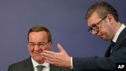 Ministri gjerman i Mbrojtjes, Boris Pistorius, dhe presidenti i Serbisë, Aleksandar Vuçiq, gjatë konferencës së përbashkët për media në Beograd më 7 shkurt 2024. 