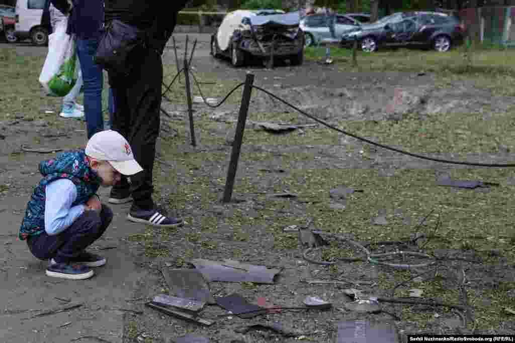 Мальчик рассматривает обломки российского беспилотника