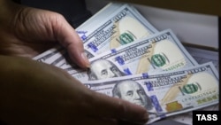 Архивска фотографија - Пребројување пари во банка 