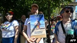 „Problema ești tu, Viktor!”. Mai mult ca în alți ani, participanții la Budapest Pride au avut mesaje politice directe la adresa lui Orban.