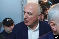 ბადრი ჯაფარიძე პარტიის ოფისში დააკავეს - აქ ელოდა ის თანაგუნდელებთან ერთად მოსამართლის გადაწყვეტილების გამოცხადებას