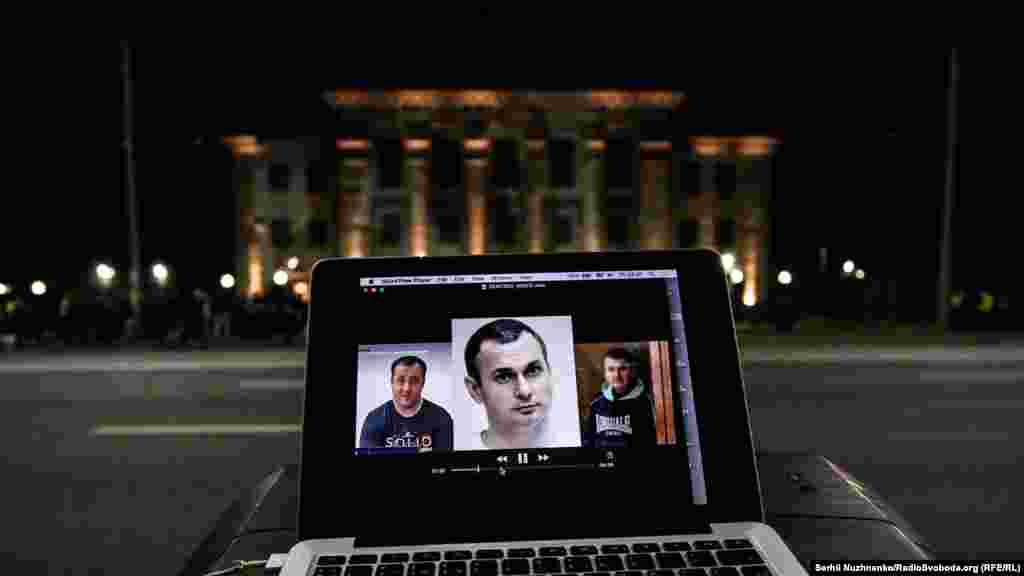 Ondan ğayrı, proyektor vastasınen binada, açlıq tutqan Sentsov azat etilmelerini talap etken siyasiy mabüslerniñ suretleri aks ettirildi