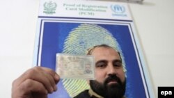 یو افغان کډوال په هریپور پنډغالي کې کارډ نیولی دی - تصویر له ارشیفه
