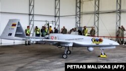 Түрк компаниясы чыгарган Bayraktar TB2 учкучсуз аппараты Литвадагы авиа базада. 6-июль, 2022-жыл.
