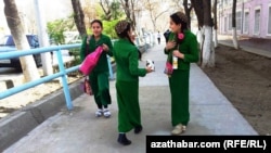 Mugallymlaryň pul tabşyrmadyk okuwçylary köpçüligiň öňünde utandyrmaga, ýazgarmaga synanyşandygy barada hem maglumatlar bar.