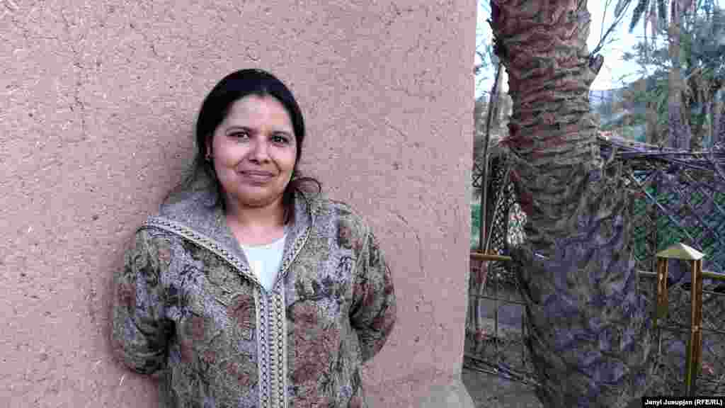 Келтум - хозяйка гостиницы Итран. Ее муж постоянно находится в пределах гостиницы, но основную работу делает Келтум. У них трое детей. Она рада, что ее дети получают образование в местных учебных заведениях &ndash; она не хотела бы их далеко отпускать. Антропологи вам скажут, что у берберов &ndash; матриархат, то есть всем заведует жена, как у большинства кочевников. В Марокко женщины часто одеты в традиционную одежду и покрывают головы, в сфере услуг вы их почти не встретите, но в беседе женщины особенно старшего поколения открыты и улыбчивы.