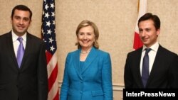 მარცხნიდან: ირაკლი ალასანია, ჰილარი კლინტონი და გიორგი თარგამაძე