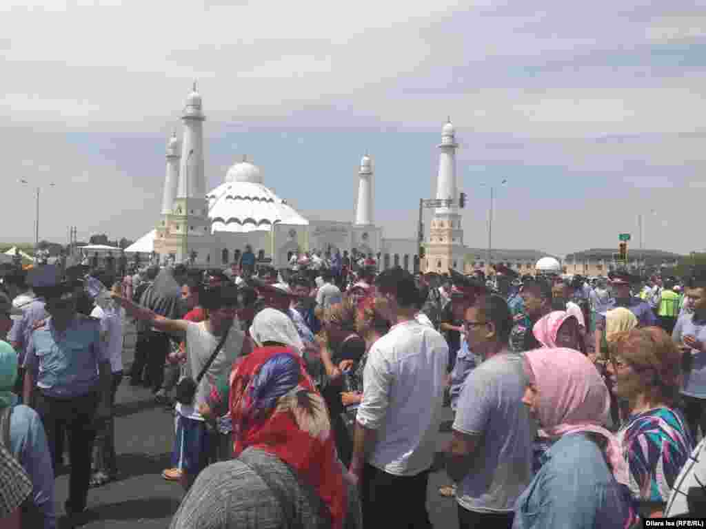 Мешіт ішінде әкім Ғабидолла Әбдірахымов жұртты "қызбалыққа салынбай, сабыр сақтауға" шақырды. "130 мың адам баспана кезегінде тұрған Шымкенттен сіздерге үй беруге мүмкіндік жоқ" деді ол.&nbsp;Әкім сөзіне наразы болған тұрғындар "Шөкеев қайда?" деп Түркістан облысы әкімінің келуін талап етті.