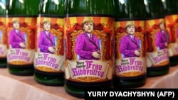 Пляшки пива з назвою «Frau Ribbentrop», на якій зображена канцлер Німеччини Ангела Меркель, в пивному ресторані у Львові, 30 квітня 2015 року