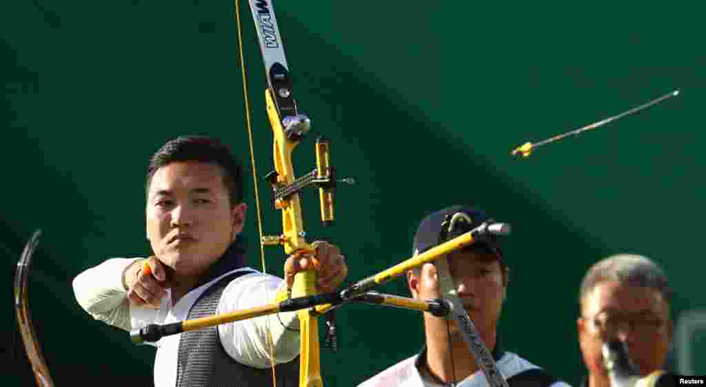 სამხრეთ კორეის მშვილდოსან ვაჟთა ნაკრების ერთ-ერთი წევრი ნახევარფინალური ორთაბრძოლისას. სამხრეთკორეელებმა ყველა მეტოქეს აჯობეს და ოქროს მედლები მოიპოვეს.