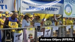 Sindicatele din Educație protestează în Parcul Izvor din Capitală față de pachetul de măsuri fiscale pentru care își va asuma răspunderea Guvernul.