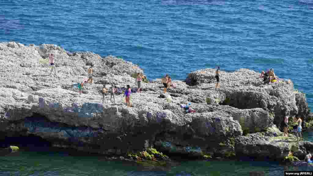 С обрывистого берега видно как отдыхают севастопольцы и гости города