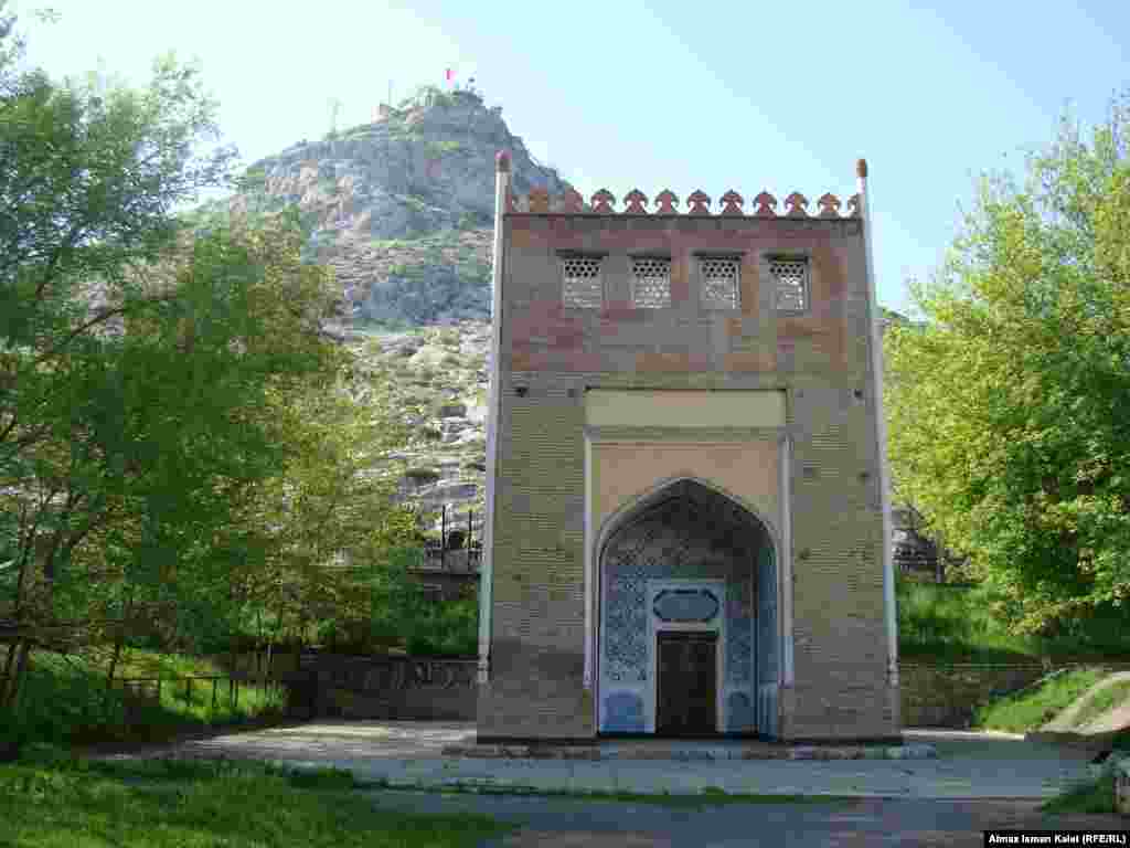 Мавзолей "Асаф-ибн-Бурхия", построенный в X-XI веках. 