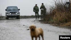 Blokirani put ka mestu pada helikoptera, 14. mart 2015.