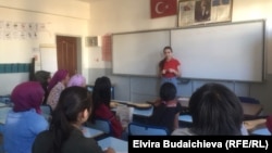 Кыргызстандык ыктыярчылар кыргыз тилинен сабак өтүп жатышат. 