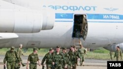 ფოტო არქივიდან: 2008 წლის აგვისტოს ომის დროს რუსი სამხედროების თვითმფრინავი დაეშვა 90-იანი წლების დასაწყისიდან დახურულ სოხუმის აეროპორტში 