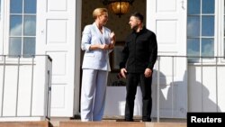 Prim-ministra daneză Mette Frederiksen îl întâmpină pe Volodimir Zelenski la Marienborg, lângă Copenhaga, la 3 septembrie 2025.