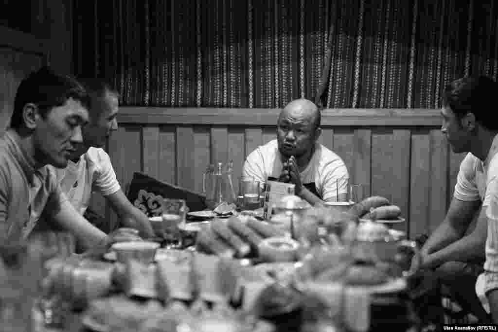 Якутск. Знаменитый ресторан "Бао" в этническом стиле. Кыргызские мигранты любят проводить здесь свободное время вечерами. 