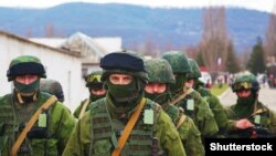 Rusiye askerleri Qırımda Anğara (Perevalnoye) köyünde, 2014 senesi mart 5 künü