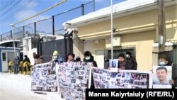 Шинжаңда абакта отурган  туугандарын бошотууну талап кылган нааразылык чарасына чыккан казактар Кытайдын консулдугунун алдында. Алматы шаары. 2021-жылдын 26-февралы.