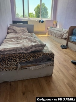 Една от стаите на децата в интерната във Варненци, където екипът на омбудсмана измери температура от 39 градуса при посещенето си през юли.