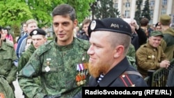 Двоє загиблих ватажків угруповання «ДНР» Михайло Толстих («Гіві») зліва і Арсен Павлов («Моторола»). Окупований Донецьк, 9 травня 2015 року