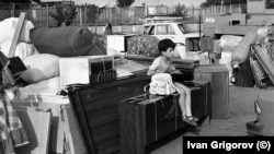 Дете сред вещите, с които българските турци се готвят да преминат границата на Капитан Андреево през лятото на 1989 г. Снимка: Иван Григоров.