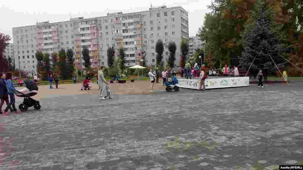 "Континент" паркына килгән балалар һәм ата-аналар түгәрәкләп ясалган әскәмияләрдән кала, башка бернәрсә дә таба алмады. Бу урын &nbsp;рәсми төстә сайлау көнне, 13 сентябьрдә ачылырга тиеш диелде.