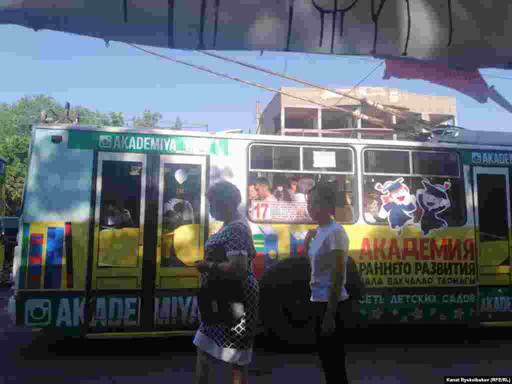 Тарифы на проезд в &laquo;маршрутках&raquo; составляют 10 сомов в дневное время и 12 сомов &ndash; после 21:00.