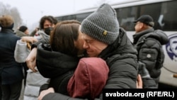 Аўтобус з былымі палітычнымі зьняволенымі Беларусі прыбыў у Вільню. На фота — Уладзь Лабковіч, 18 сьнежня 2025 году