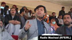 خوشال خان کاکړ په يوه غونډه کې وينا کوي - انځور له ارشیفه 