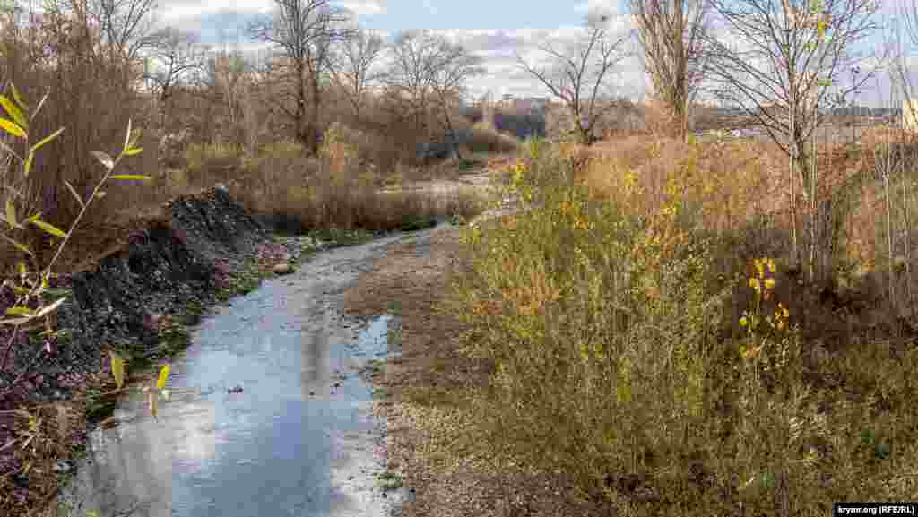Десь у цьому місці з'явиться міст для об'їзної траси через річку Салгир і діюче шосе (воно трохи лівіше)