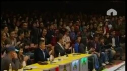 Тамашоу: Атамбаев Ак үйгө такси менен келди