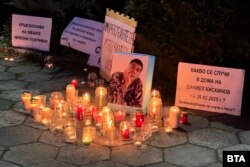 Хора от Казанлък протестираха дни наред срещу полицейското насилие след смъртта на арестувания 47-годишен Даниел Кискинов, 7 април 2025 г.