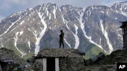 یو هندی سرتېری د کنټرول له کرښې سره نېږدې پوسته کې پهره کوي. هغه کرښه د نوي دلي او اسلام اباد تر واک لاندې کشمیر بېلوي - د مې ۱۹مې انځور.