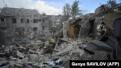 Ukrajinski spasioci raščišćavaju ruševine na mestu ruskog raketnog udara u Dnjepru, na istoku Ukrajine, 26. oktobar 2024.