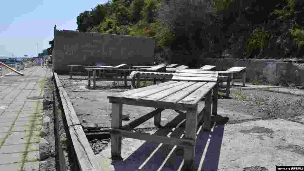 Набережна пляжу &laquo;Лівадійський&raquo; &ndash; у поганому стані, там стоять ще радянські дерев'яні тапчани, що не мають великого попиту серед відпочивальників
