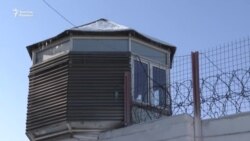 Түрме қызметкері "қырындаған" әйел әділет іздейді. Комитет факт расталмады дейді