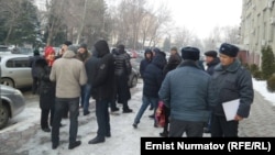 Өкмөт Үйүнүн алдында чогулгандар. 