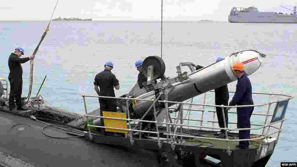 Pripadnici britanske mornarice rukuju Tomahawk raketom u mornaričkoj bazi u Indijskom okeanu u novembru 2001. godine.Predsjednik SAD-a Donald Trump sve češće izražava frustraciju zbog neuspješnih mirovnih pregovora s Moskvom. Navodno je nedavno ponovo razmatrana mogućnost isporuke Tomahawk raketa, dok Bijela kuća nastoji da Kremlj "osjeti bol" rata koji je započeo.